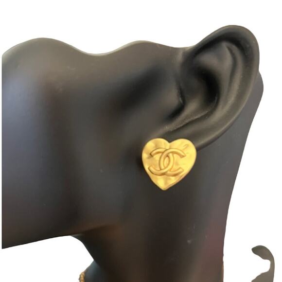 Chanel CC Heart Earrings in Brushed Light Gold Finish Fall/Winter 2022 (CCXX020) - Picture 6 of 6